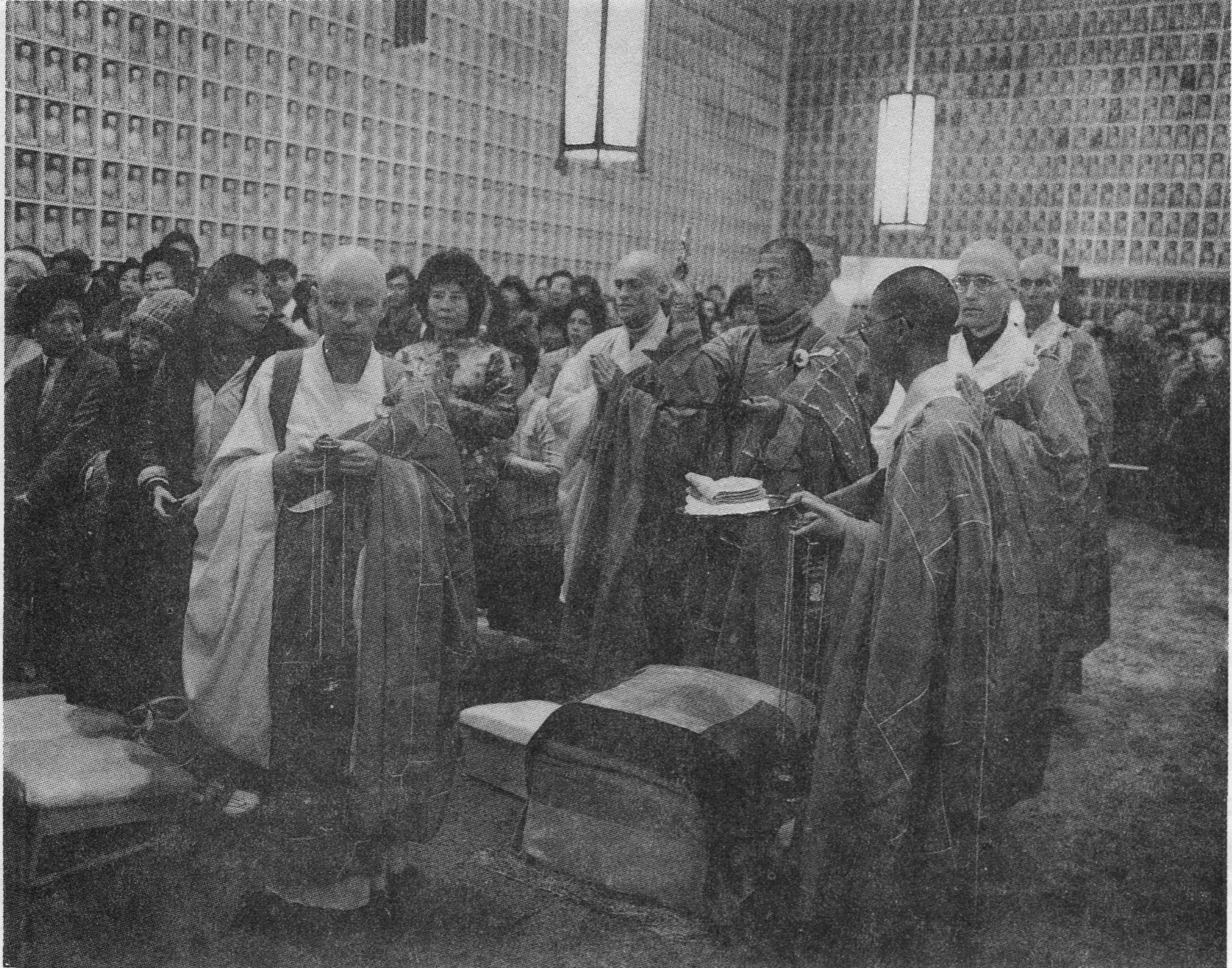 �ŤƦѩM�|�l������M��2 - ���Ĥۤ� �Y�����EIn Memory of the Venerable Master Hsuan Huan - Transformation of a Bodhisattva,