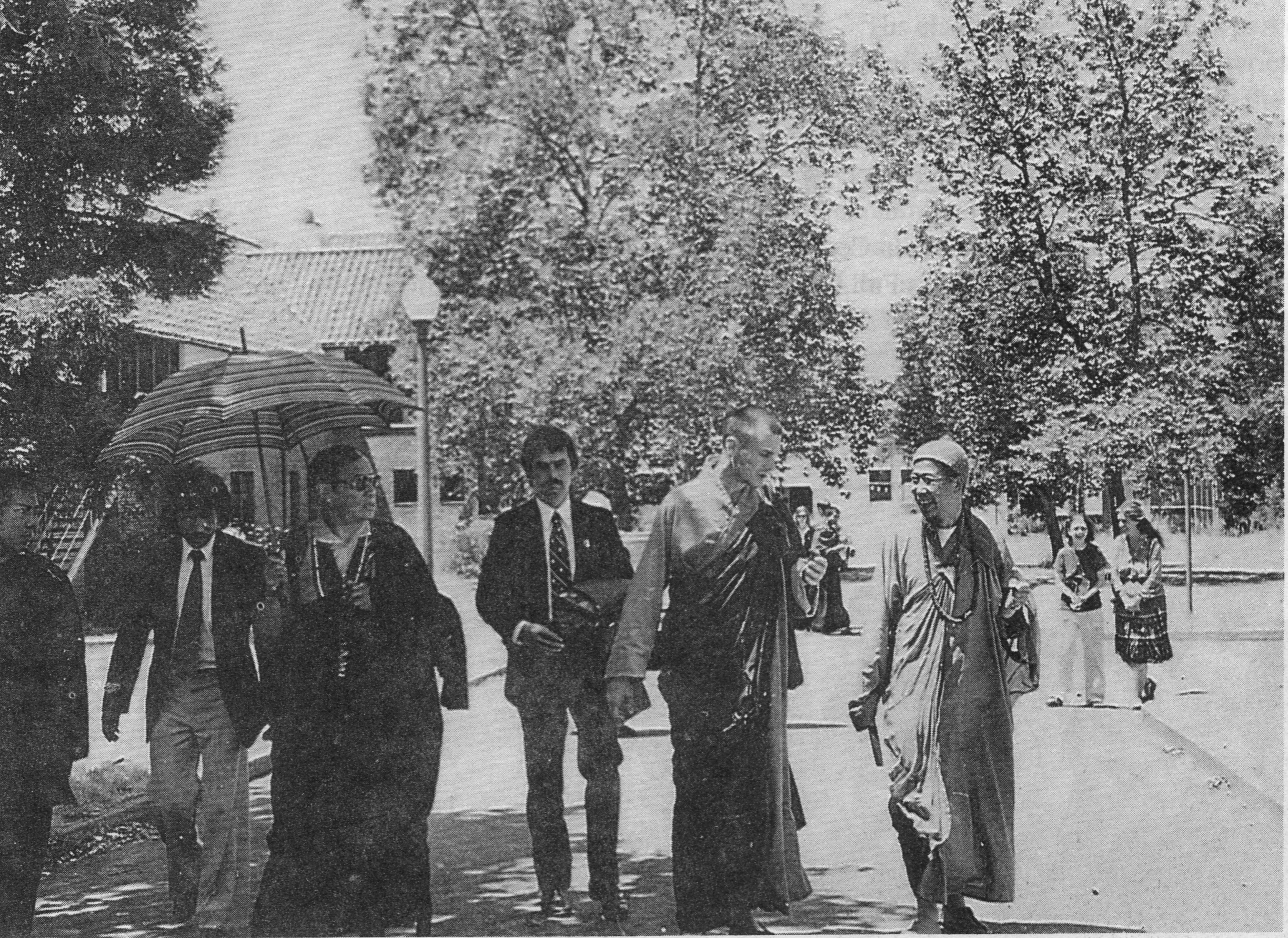 �ŤƦѩM�|�l������M��2 - ���Ĥۤ� �Y�����EIn Memory of the Venerable Master Hsuan Huan - Transformation of a Bodhisattva,